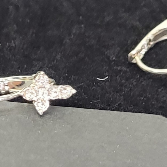 Dainty Rhinestine cross earrings set in silvertone - Picture 4 of 7